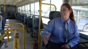 Una chofer solicita el cupo laboral femenino en el transporte público de Roca