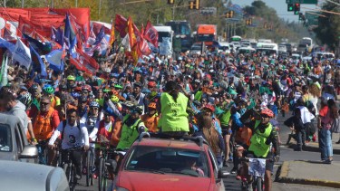 Más de ocho cuadras ocupó la marcha para recordar al docente. Foto: Yamil Regules