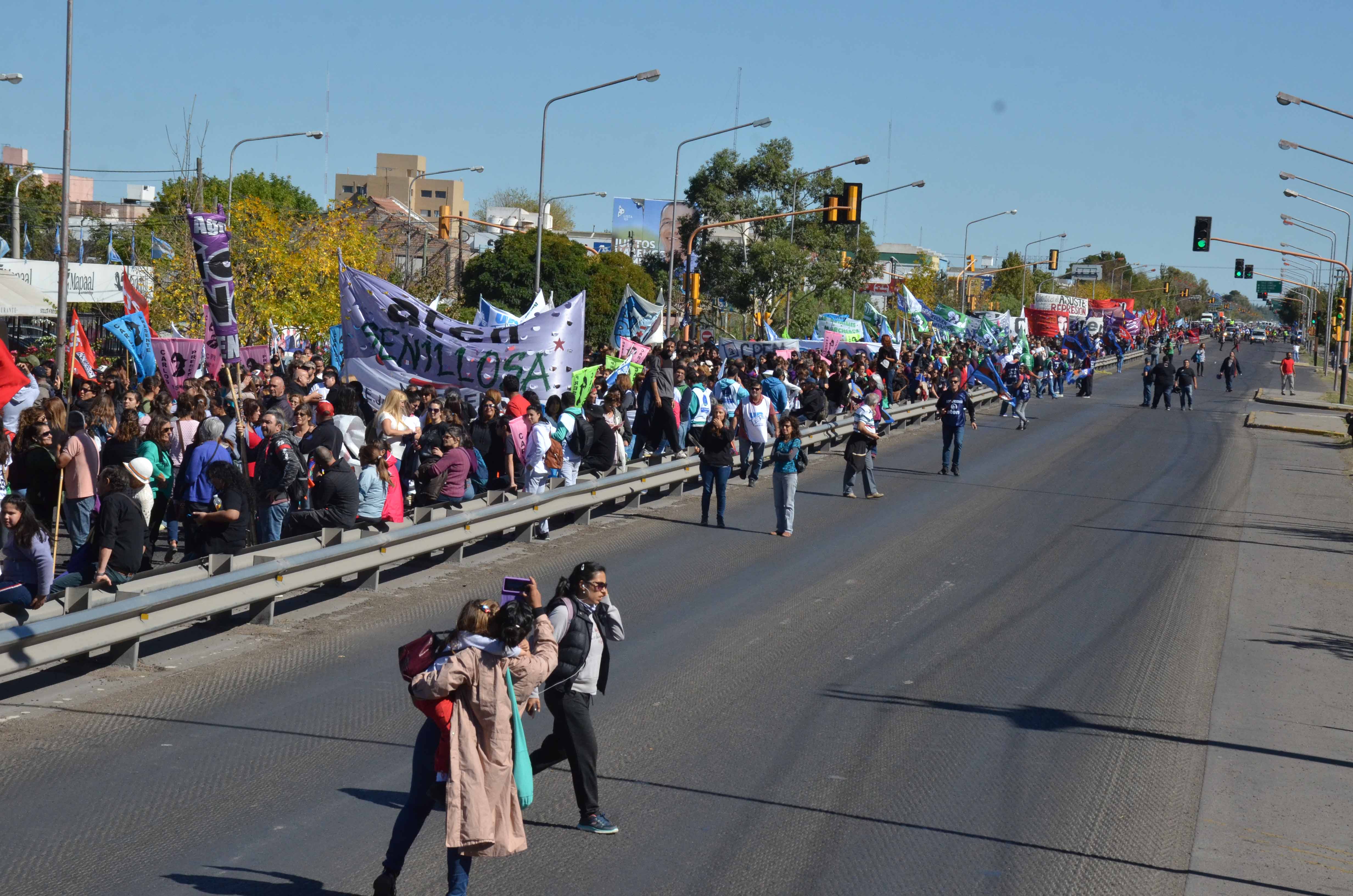 Unas ocho cuadras ocupó la marcha que recordó al docente. Foto: Yamil Regules