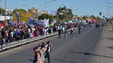 Unas ocho cuadras ocupó la marcha que recordó al docente. Foto: Yamil Regules