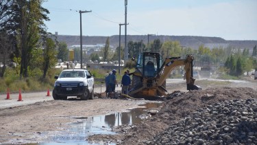 La calle Necochea es la vía rápida para llegar a la zona noroeste de la ciudad. Ayer se trabajaba en un desborde.Foto Yamil Regules