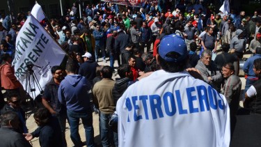 Los petroleros realizarán mañana una asamblea por el congelamiento de los combustibles. Foto: Archivo Yamil Regules
