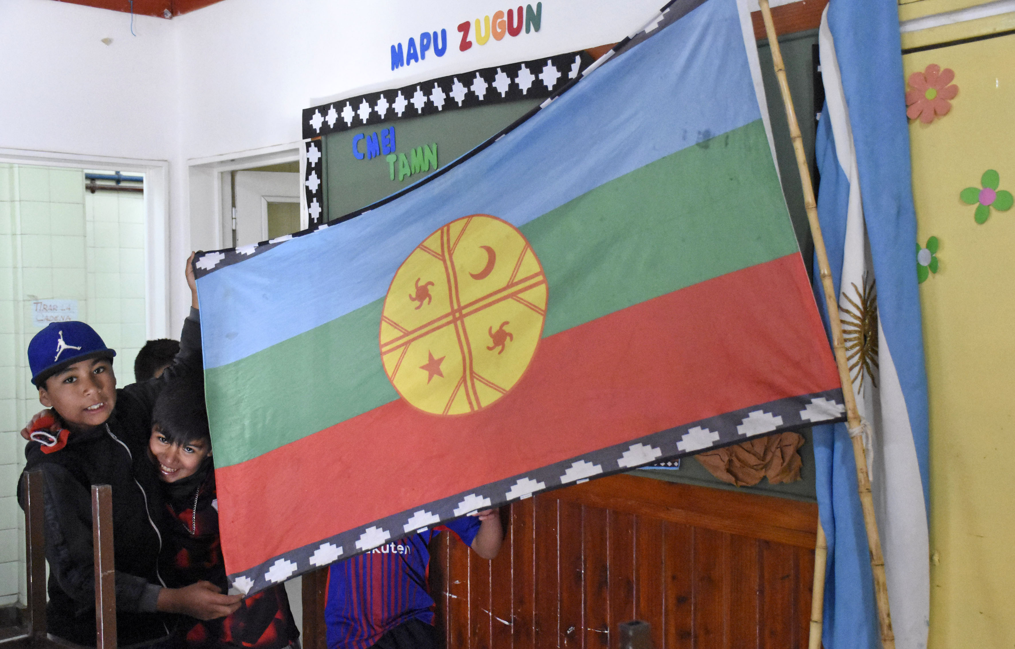 La wenufoye o bandera mapuche convive con la celeste y blanca en algunas escuelas de la región. Foto: Archivo 