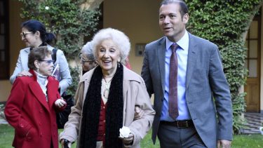 El gobernador le obsequió a la titular de Abuelas dos rosas del patio de la Gobernación. Foto: Florencia Salto.