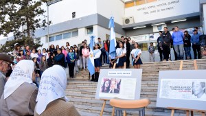 Emotivo acto de baldosas de Memoria en Neuquén