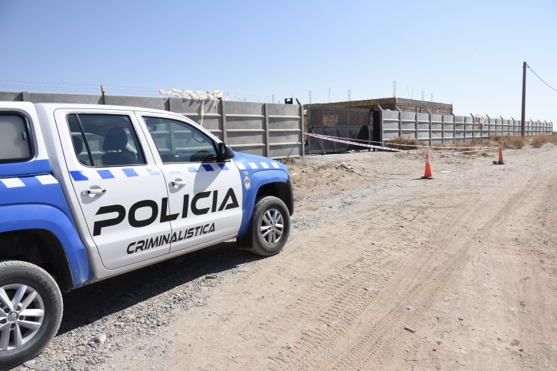 El cuerpo fue encontrado en una obra en construcción en la meseta de Centenario. (Foto: Flor Salto.-)