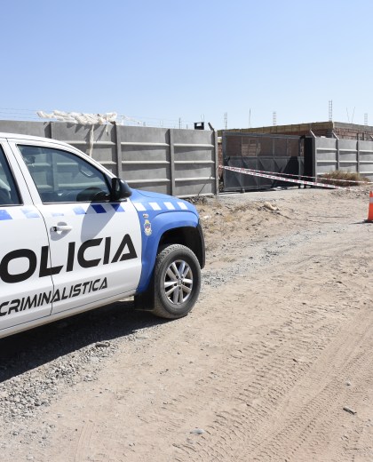 El cuerpo fue encontrado en una obra en construcción en la meseta de Centenario. (Foto: Flor Salto.-)