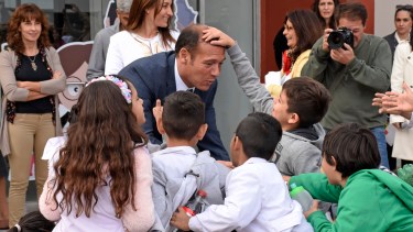 El gobernador se despojó de protocolos esta mañana en la inauguración de Misión Ciencia en el Espacio Duam. Foto: Florencia Salto.