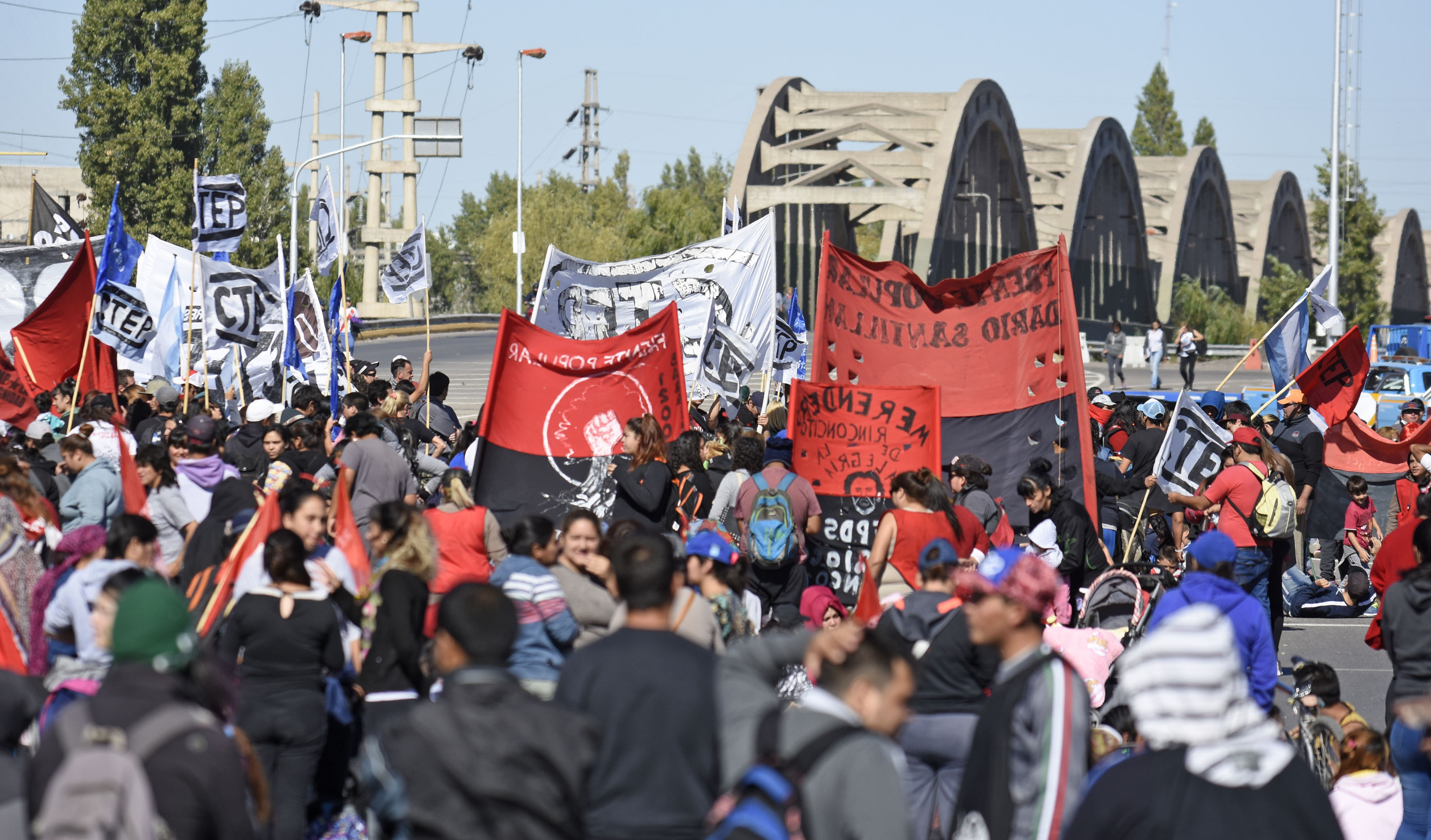 Las organizaciones sociales volverán a protestar al puente.  Foto: Archivo Florencia Salto