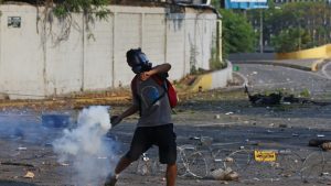 En imágenes, así fue el levantamiento y la violenta jornada en Venezuela
