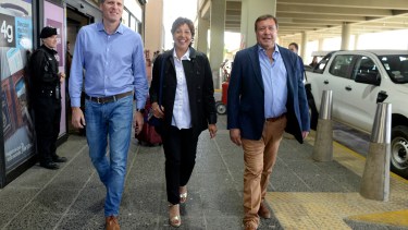 Sonrisas en el 2019.  Arabela Carreras, con Alberto Weretilneck y Alejandro Palmieri.  Foto: Alfredo Leiva