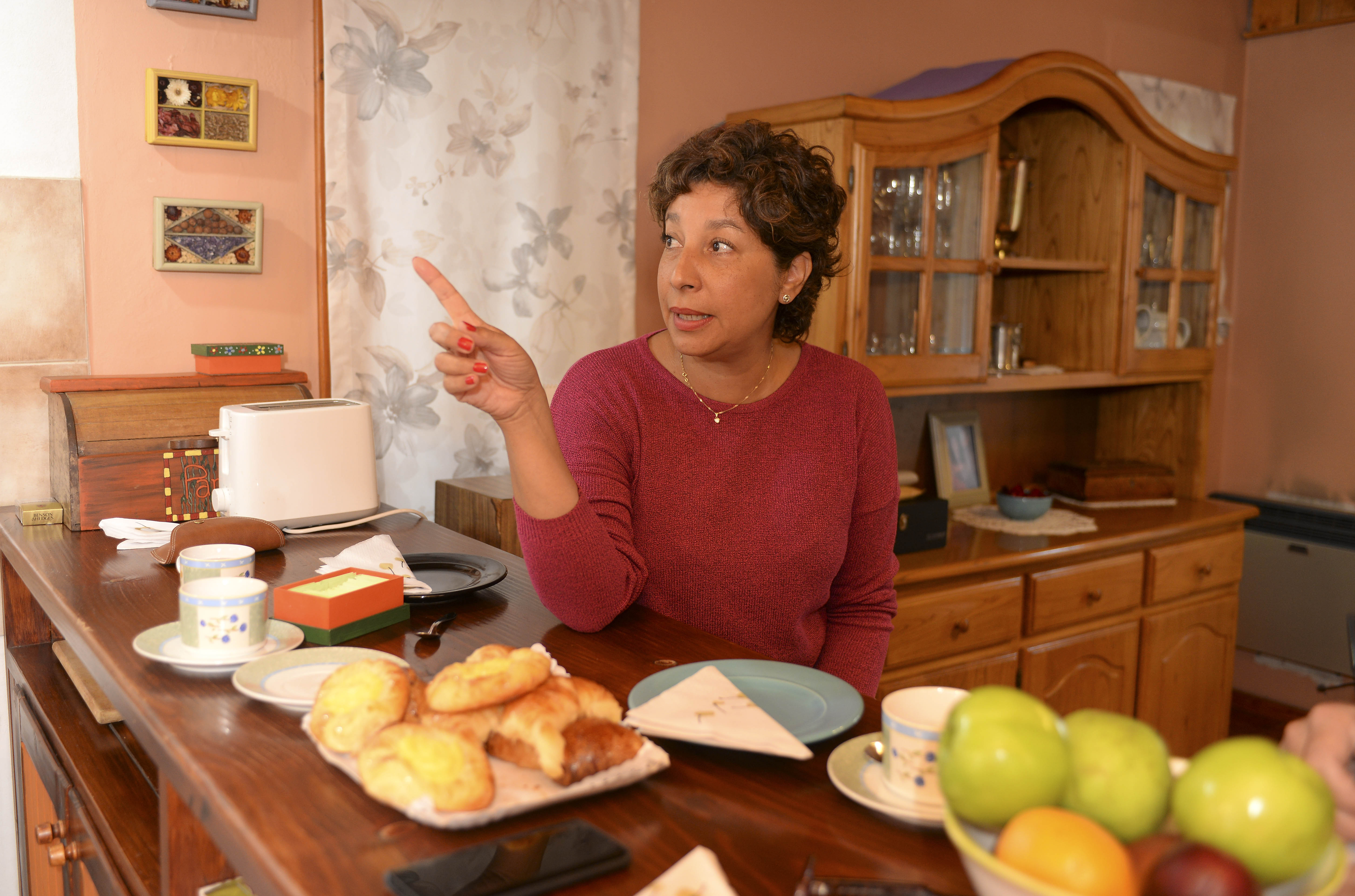 La candidata Arabela Carreras en la cocina de su casa en el barrio Pinar de Festa, Bariloche. (Alfredo Leiva)