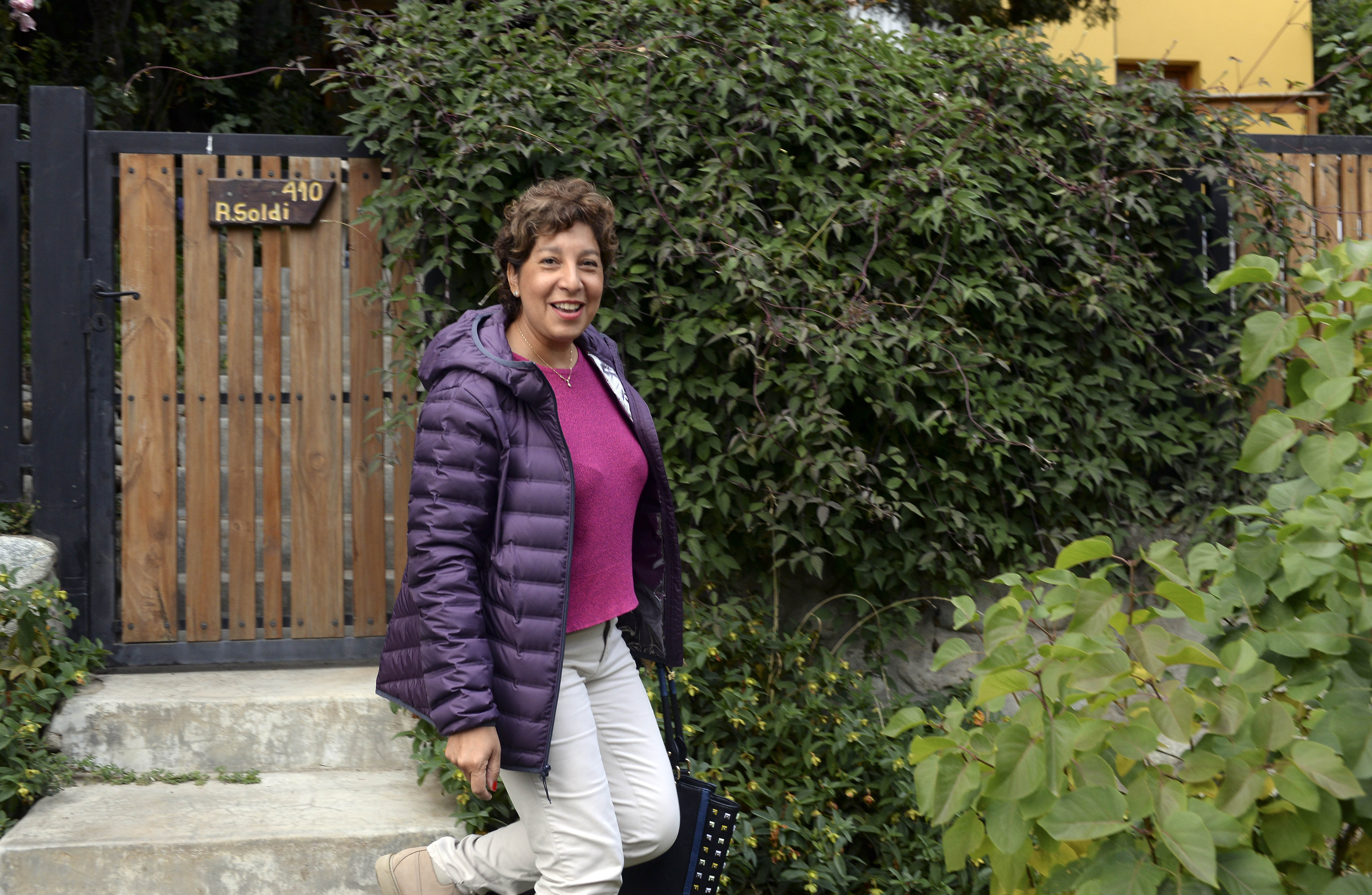 Arabela Carreras ayer cuando se retiraba de su casa en Bariloche para ir a votar. (Foto: Alfredo Leiva)