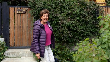 Arabela Carreras ayer cuando se retiraba de su casa en Bariloche para ir a votar. (Foto: Alfredo Leiva)