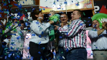 Arabela Carreras, con Gennuso cerca en los festejos del domingo. (Foto: Alfredo Leiva)