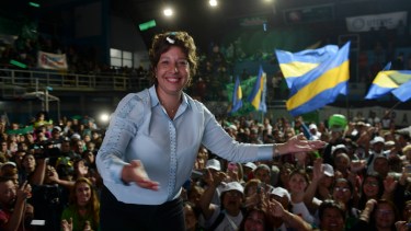 Arabela Carreras ante la militancia en el gimnasio de Bomberos en Bariloche. (Foto: Alfredo Leiva)