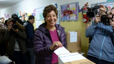 La candidata a gobernador de Juntos Somos Río Negro, Arabela Carreras, votó a las 10 en la escuela 321. Foto: Chino Leiva