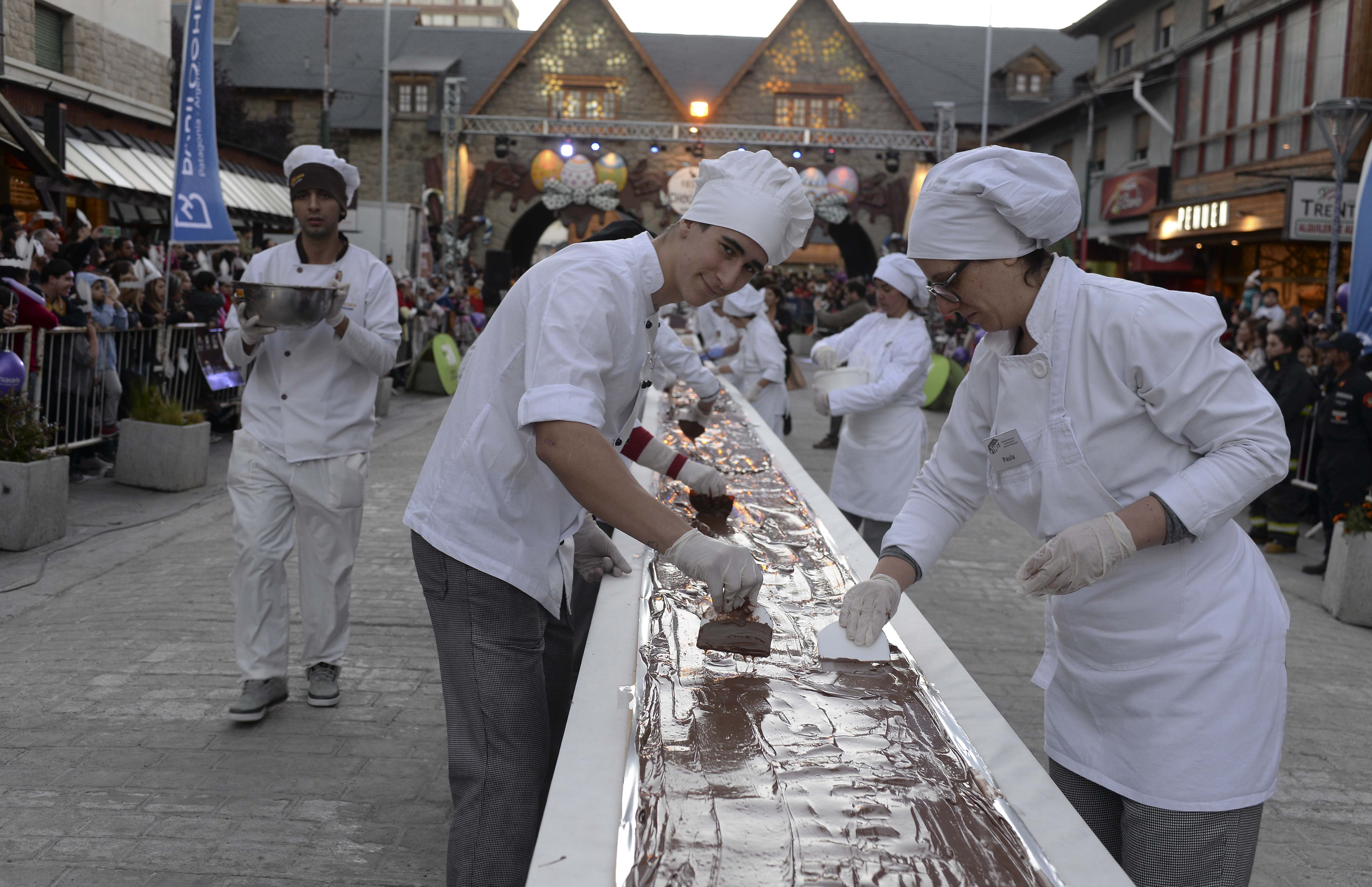 Estudiantes de la Escuela de Hotelería participaron de la elaboración de la barra de chocolate. (Foto: Alfredo Leiva)