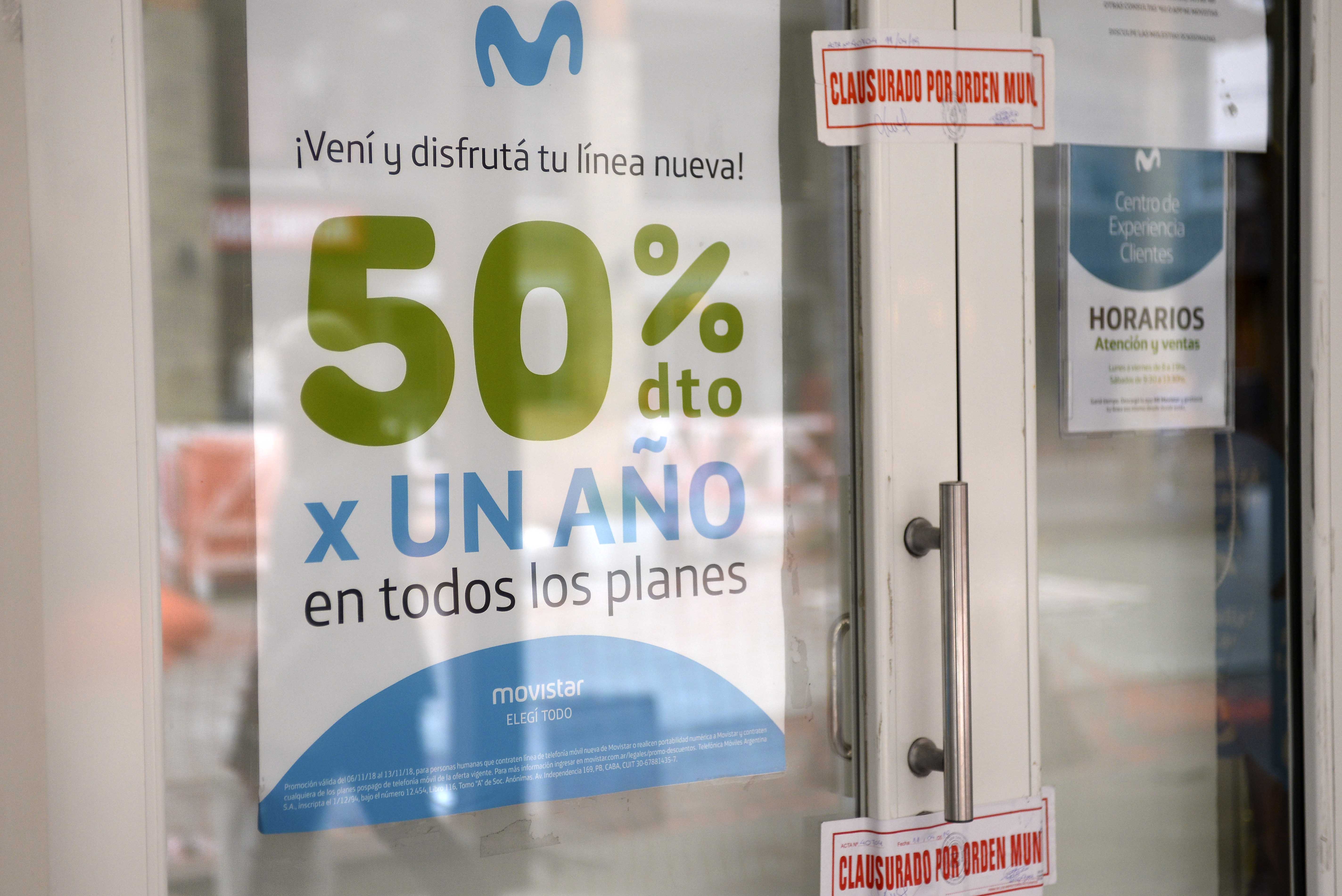 La municipalidad de Bariloche clausuró un local comercial de Telefónica en pleno centro. (Foto: Alfredo Leiva)