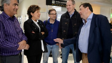 En el centro, Agustín Domingo junto a la gobernadora electa, Valeri, Palmieri y Weretilneck. (Archivo)