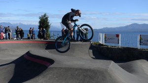 Ya saltan las bicis en el pump track de Bariloche