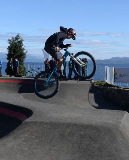 Riders de Bariloche realizaron los primeros saltos en el pump track. (Foto: Alfredo Leiva)