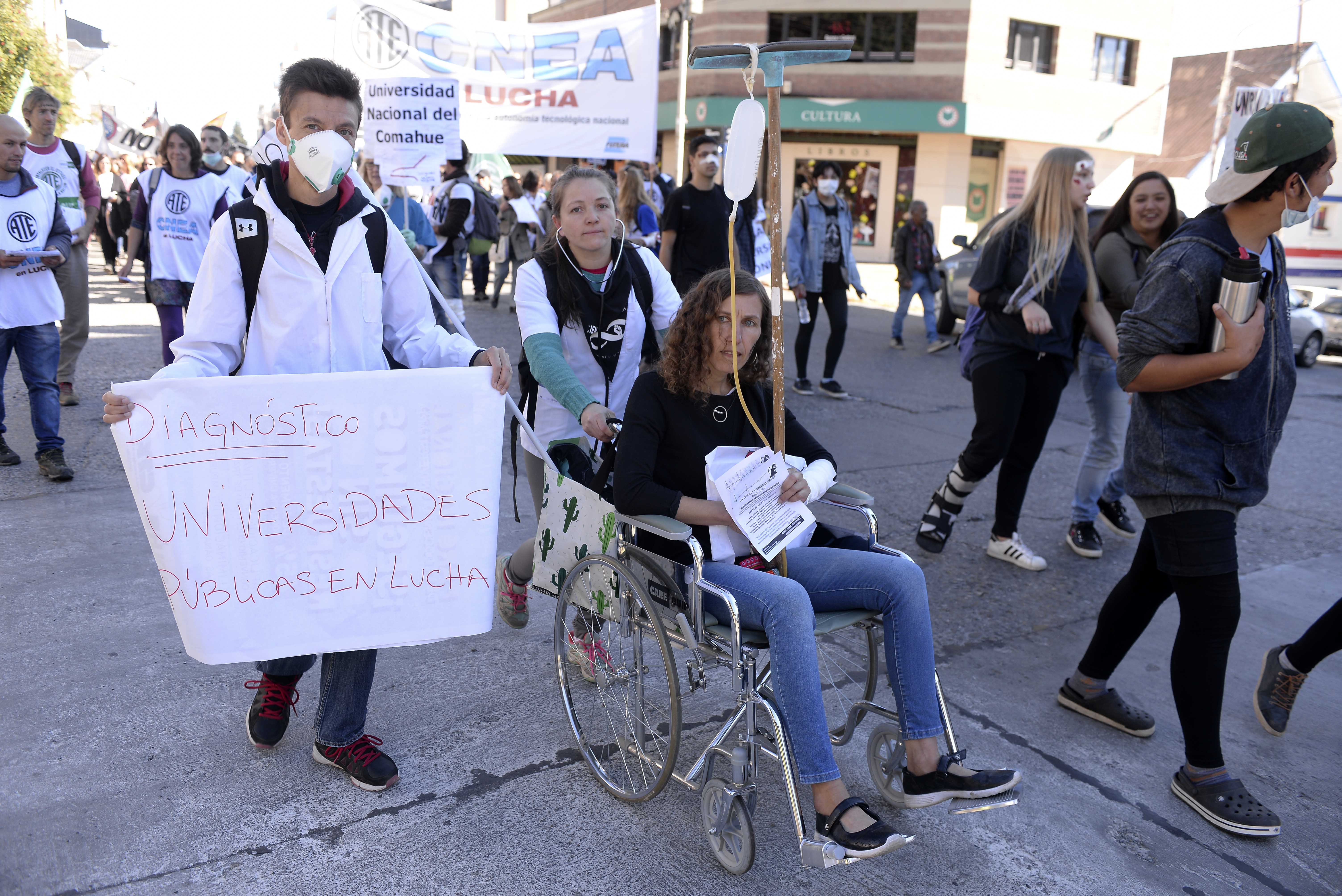 Con una dramatización de la "agonía", marcharon los trabajadores de la ciencia y la educación. Foto: Alfredo Leiva