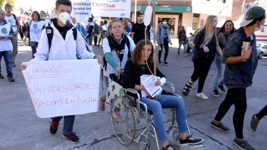Con una dramatización de la "agonía", marcharon los trabajadores de la ciencia y la educación. Foto: Alfredo Leiva