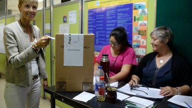 La senadora Silvina García Larraburu votó en el Centro Regional Universitario Bariloche. Foto: Chino Leiva