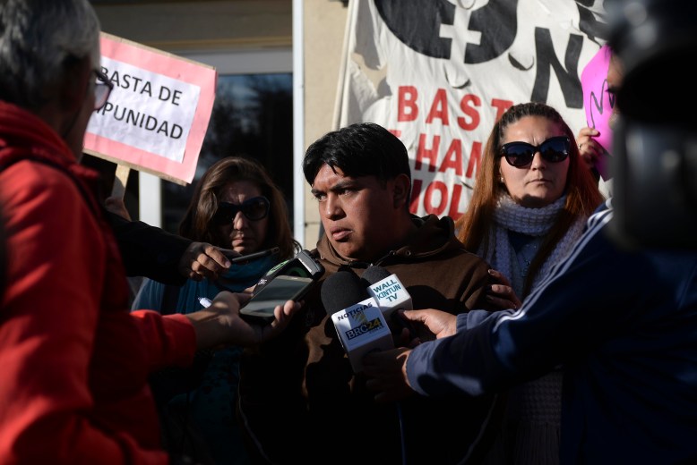 Familiares de la mujer abusada en la municipalidad de Pilcaniyeu piden justicia. (Foto: Alfredo Leiva)