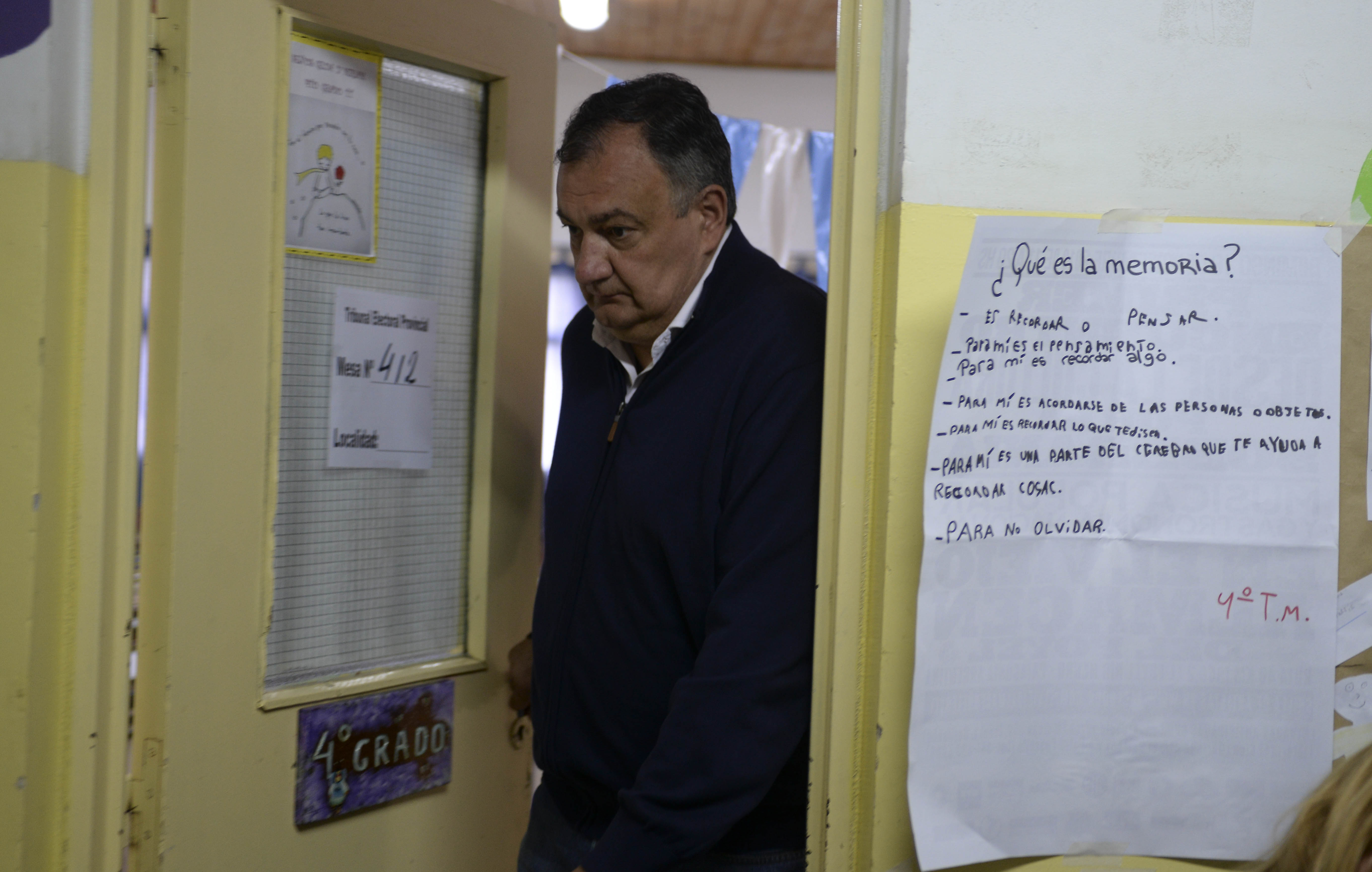 El intendente Gustavo Gennuso votó en la escuela 321, media hora después de Arabela Carreras. Foto: Chino Leiva