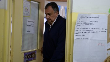 El intendente Gustavo Gennuso votó en la escuela 321, media hora después de Arabela Carreras. Foto: Chino Leiva