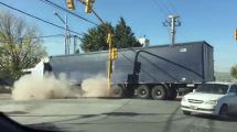 Imagen de Video: Un camión tomó mal un desvío e hizo «explotar» una vereda del Metrobús