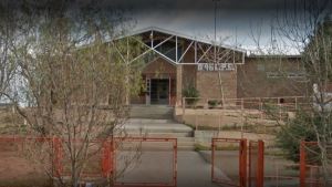 Robaron un jardín porque nunca instalaron las rejas que están en el depósito