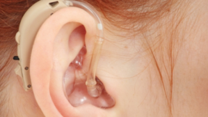 Roca: su mamá necesita dos audífonos y pide ayuda