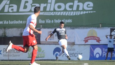 Hernández en su debut en el Albinegro, en octubre del año pasado. (Foto: Archivo)