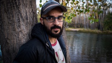 Diego Roel  propone un juego donde, a veces, el poeta parece estar arriba y otras en pie de página. 