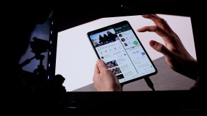 Samsung revisará su teléfono plegable Galaxy Fold por problemas en la pantalla