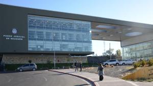 Caravana de empleados judiciales de Neuquén tras no acordar con el TSJ