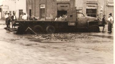 Alanís, los aluviones y el viejo volcador que cruzaba Roca