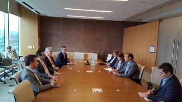 El encuentro se realizó en Houston como parte de las actividades que realiza el gobernador en Estados Unidos. (Foto: Gentileza)
