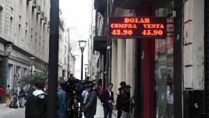 Riesgo país, dólar alto y caída de acciones: otra jornada negra para la economía