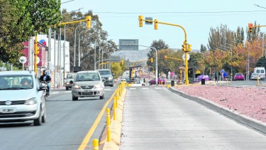 La obra mejoró el flujo vehicular de algunos ramales de colectivos pero trajo "daños colaterales" que el municipio intenta aliviar. (Foto: Florencia Salto)