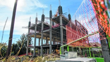 La estructura es lo único visible de los trabajos de ampliación del hospital. Deben aún revisar la calidad del hormigón de las losas.  Foto: Marcelo Martinez