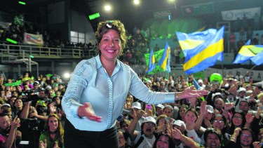 Arabela Carreras y la gente, el domingo a la noche en el gimnasio de Bomberos. En su ciudad logró el 46% de los votos. Foto: Chino Leiva
