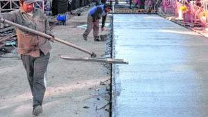 Aún sin terminarla, apuran la calle Mitre para la Semana Santa