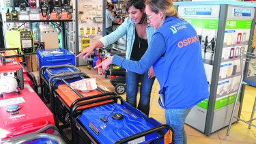 Una de las empresas de productos eléctricos de Bariloche, Pizzutti, tiene un área dedicada a estos equipos. Foto: Chino Leiva