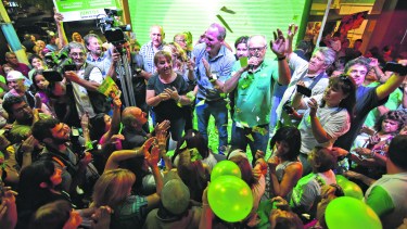 Los festejos en Roca. Al frente Alejandro Palmieri, quien será el próximo vicegobernador. 