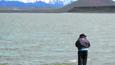 Está en marcha la temporada de pesca en Laguna Blanca
