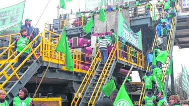 Peligro extremo. Los dirigentes gremiales ocuparon la torre en actividad y realizaron una fogata a contados metros. 